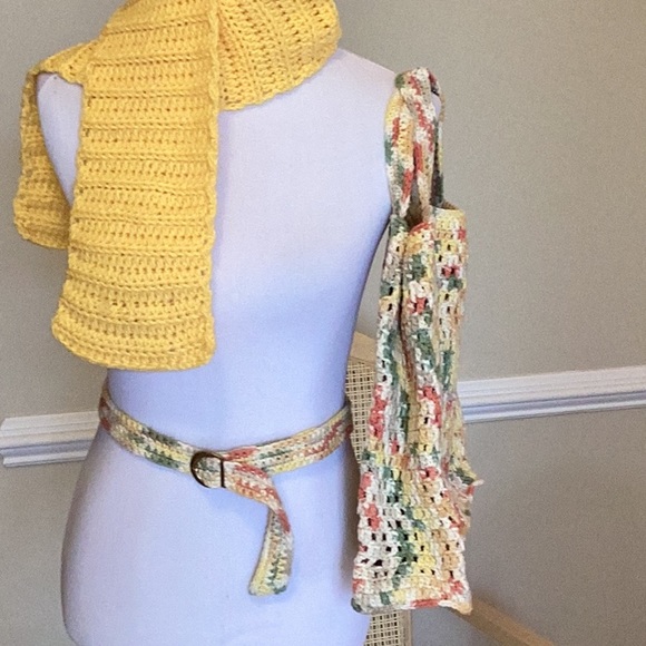 Lovely hand crafted tote bag and matching belt with goldtone buckle. - Picture 4 of 11